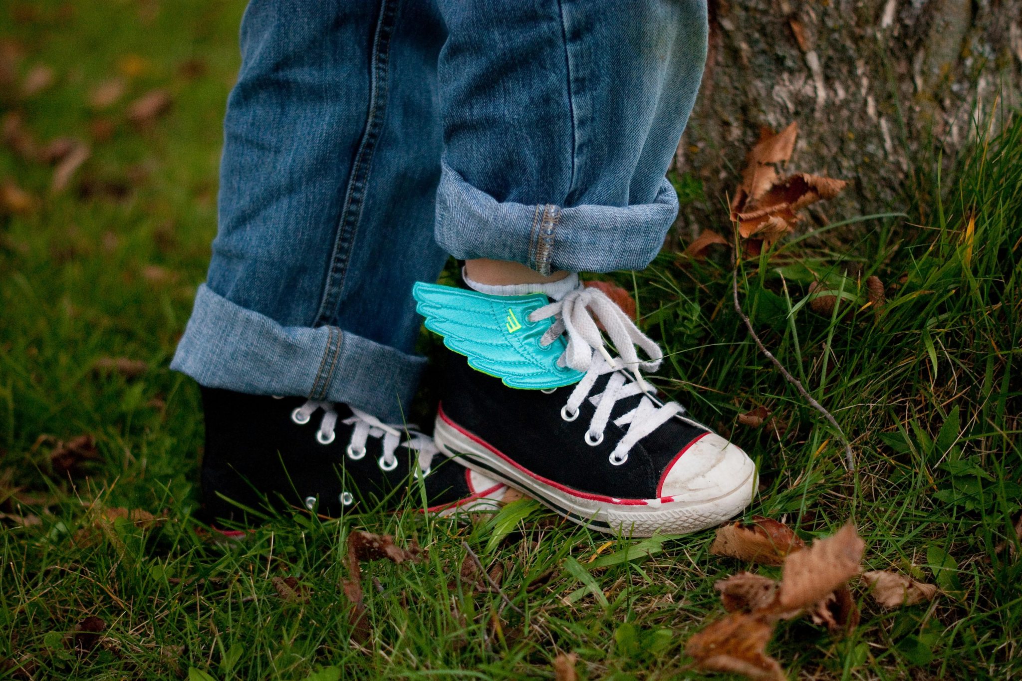 Verscheidenheid aan gekleurde en trendy kinder sneakers, illustratie van ideale kinder sneakers voor elk seizoen