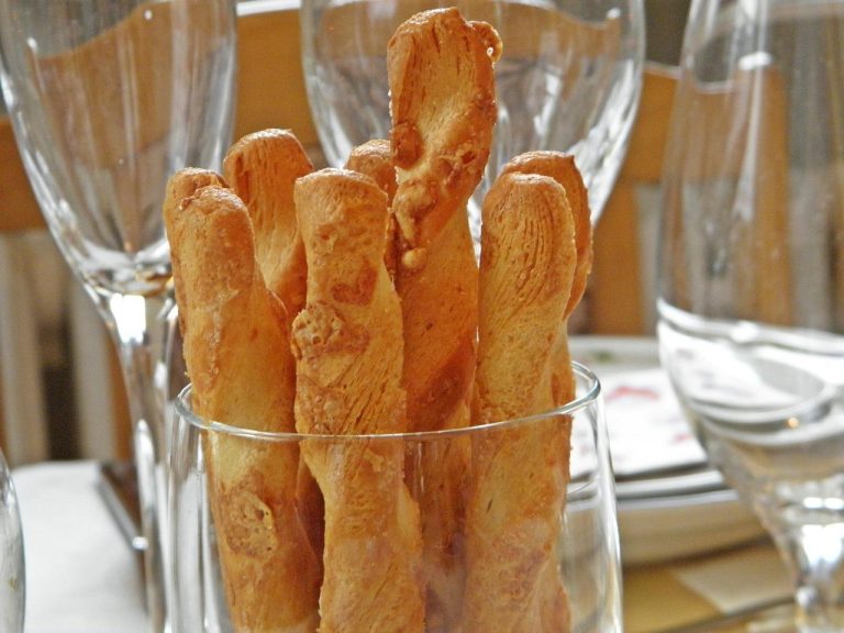 Culinaire schatten van snackbar in Purmerend met truffelmayo-friet en ambachtelijke bitterballen op sfeervolle tafel