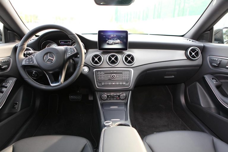 Automaat rijles instructeur onderwijst cursist het rijden in een automaat auto met focus op comfort en veiligheid