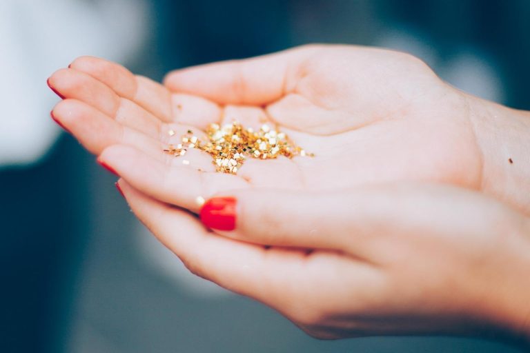 Verzorgde handen met mooi gelakte nagels na professionele manicure behandeling