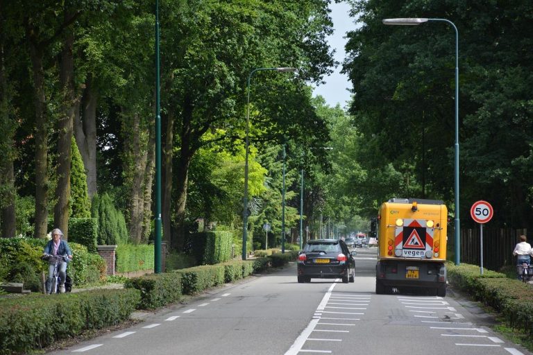 Comfortabele taxi in Veenendaal met passagier die ontspannen reist met moderne voorzieningen en airconditioning