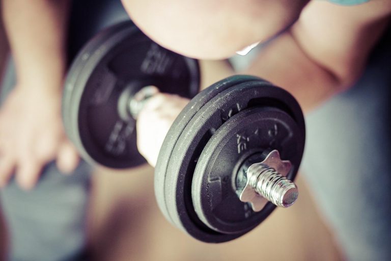 Moderne fitnessruimte waar stadsbewoners trainen voor meer energie en gezondheid in Rotterdam