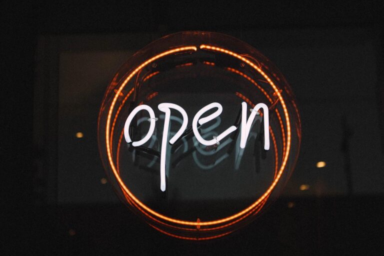 Voorbeeldafbeelding van een aangenaam ingerichte showroom met sfeervolle verlichting en aantrekkelijke productopstellingen
